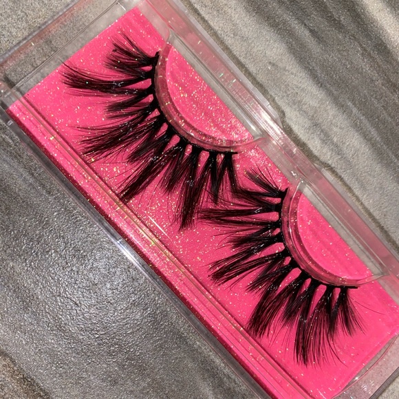 Lashes - Picture 3 of 4